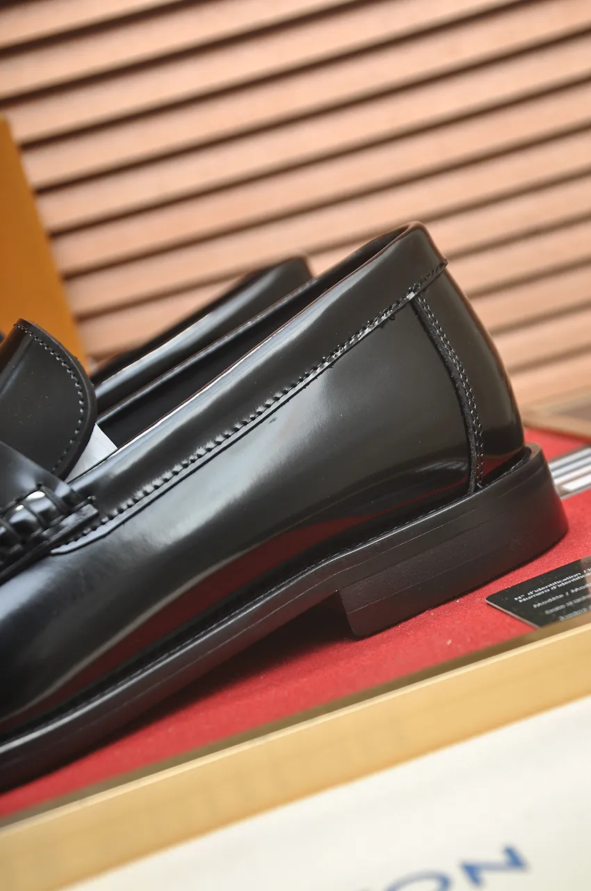 Men's men's shoes 💰560💶 [LV] (original single cowhide lining) 🍀LV's latest genuine leather business suit shoes are launched simultaneously on the official website. The first-layer cowhide imported from Italy is made of heavy gold, 💥1:1 rubber outsole from the official website. Versatile to wear, high-end without losing class, and the color combination is extraordinary. This four-season style is alluring when worn on your feet, showing off your big-name flair. Standard code 38-44 (45 customized)